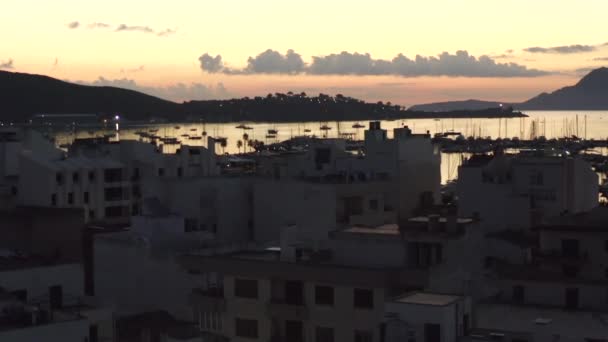AERIAL: Cidade Pequena com Porto na Ilha Tropical, de manhã cedo com Barcos e Oceano na Cidade Pequena ao Nascer do Sol com Montanhas no Fundo Férias, Viagens, Pôr do Sol — Vídeo de Stock