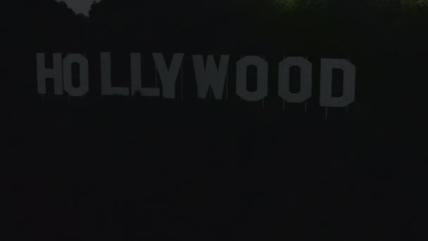 Πτήση πάνω από Hollywood Sign, Hollywood Hills τη νύχτα με θέα στην κοιλάδα, Burbank και City Lights — Αρχείο Βίντεο