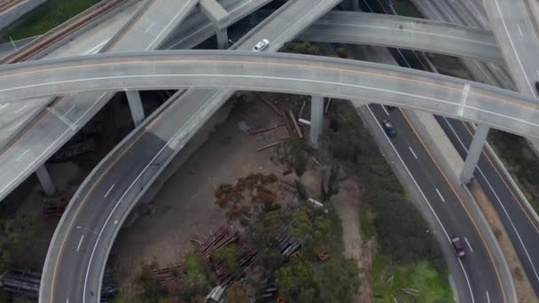 Зрелищный пролет над шоссе судьи Прегерсона, показывающий несколько дорог, мостов, виадуков с небольшим автомобильным движением в Лос-Анджелесе, штат Калифорния, в прекрасный солнечный день — стоковое видео