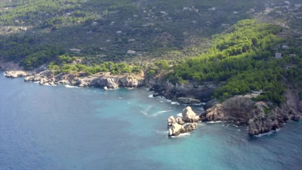 AERIELL: Över vackra kusten linje Tropical Island Mallorca, Spanien med hav och blått vatten på sommaren, Dagsljus semester, Resor, Soligt, Vågor — Stockvideo