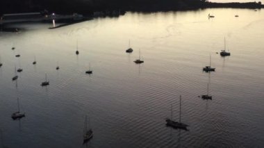 Yelkenli teknelerle okyanus ve Güneş Tatili, Seyahat, Günbatımında Arkaplanda Dağları olan Tropikal Ada 