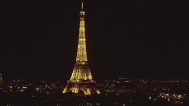 Eiffel Kulesi 'ni yavaşça çevreleyen, Paris üzerinde Eiffel Turu, Güzel Şehir Işıklarıyla Fransa 
