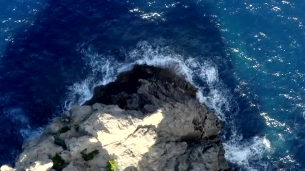 エリアル:夏の海と青い水を持つスペインのトロピカルアイランド・マリョルカ島の崖の鳥の眺め、日光浴、旅行、晴れ、波 — ストック動画