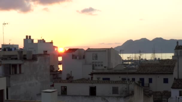 AERIAL: Cidade Pequena com Porto em Ilha Tropical com Barcos e Oceano em Cidade Pequena ao Nascer do Sol com Montanhas em Fundo Férias, Viagens, Pôr do Sol — Vídeo de Stock