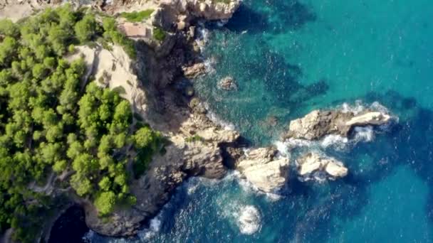 AERIAL: Sobre la línea de costa hermosa de la isla tropical Mallorca, España con el océano y el agua azul en verano, Vacaciones de día, Viajar, Soleado, Olas — Vídeo de stock