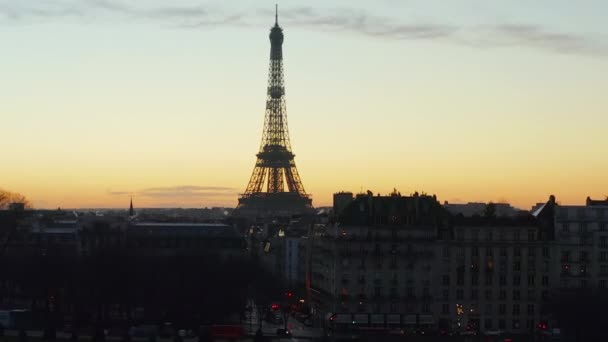 AERIAL: Levantándose sobre la hermosa París, Francia revelando la Torre Eiffel, Tour Eiffel en épica luz del atardecer con increíble color de cielo — Vídeo de stock