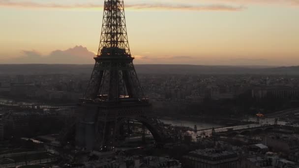 AERIAL: Over Parijs, Frankrijk nat, reflecties van regen met uitzicht op Eiffeltoren, Tour Eiffel en Seine rivier in prachtig zonsondergang licht — Stockvideo