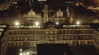 Parlayan Louvre Müzesi üzerinde uçuş, Fransa 'nın Paris şehrinde Gece Piramidi 