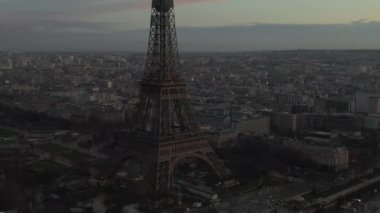 Eiffel Kulesi 'ni Yavaşça Dönen İHA' lar, Paris 'te Eiffel Turu, Seine Nehri manzaralı Güzel Gün Batımı Işığı 