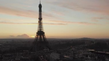 Paris 'te, Fransa' da ıslak Eyfel Kulesi, Eiffel Turu ve Seine Nehri manzaralı Yağmurdan yansımalar 