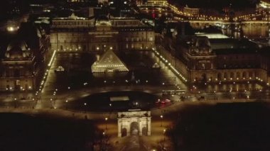 Louvre Müzesi, Piramit ve Seine Nehri üzerinden Paris, Fransa 'da Gece uçuşu 