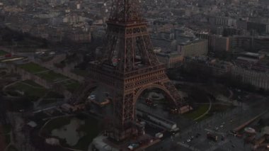 Eiffel Kulesi 'ni Yavaşça Dönen İHA' lar, Paris 'te Eiffel Turu, Seine Nehri manzaralı Güzel Gün Batımı Işığı 