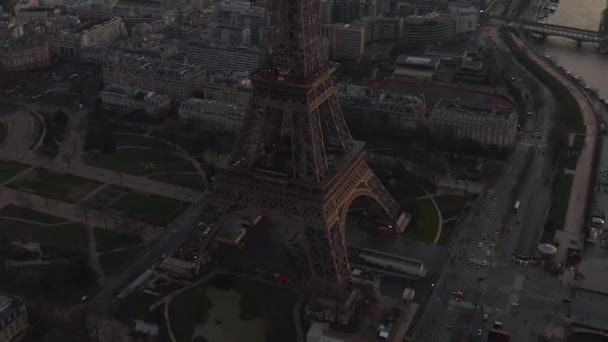 AERIAL: Drone Cirkling långsamt Eiffeltornet, Tour Eiffel i Paris, Frankrike med utsikt över floden Seine i vackra Sunset Light — Stockvideo