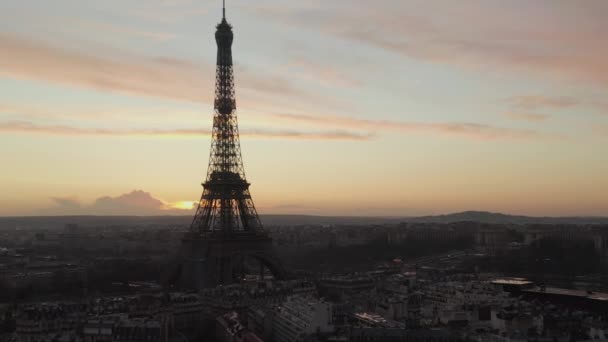 AERIAL: Nad Paříží, Francie mokré, odrazy od deště s výhledem na Eiffelovu věž, Tour Eiffel a Seine River v krásném západu slunce 