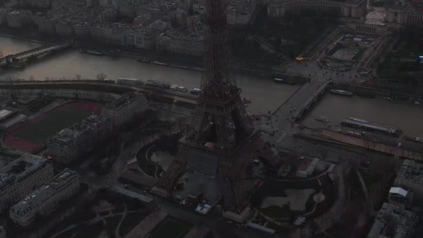 AERIAL: Drone Pomalý kroužení Eiffelova věž, Tour Eiffel v Paříži, Francie s výhledem na řeku Seine v krásném západu slunce — Stock video