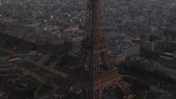 AERIAL: Drone Powoli krążący Wieża Eiffla, Tour Eiffel w Paryżu, Francja z widokiem na Sekwanę w pięknym świetle zachodu słońca — Wideo stockowe