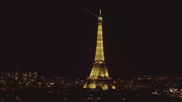 AERIAL: Lentamente Círculo Torre Eiffel, Tour Eiffel en la noche sobre París, Francia con hermosas luces de la ciudad — Vídeo de stock