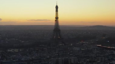 Eyfel Kulesi, Paris 'te Eiffel Turu, Güzel Günbatımı Gökyüzü ile Fransa Drone Manzarası 