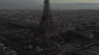 Eiffel Kulesi 'ni Yavaşça Dönen İHA' lar, Paris 'te Eiffel Turu, Seine Nehri manzaralı Güzel Gün Batımı Işığı 
