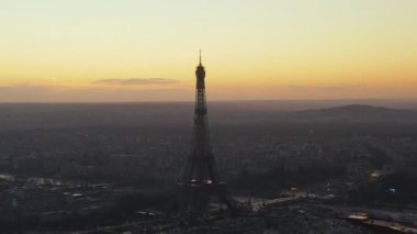 Eyfel Kulesi, Paris 'te Eiffel Turu, Güzel Günbatımı Gökyüzü ile Fransa Drone Manzarası 