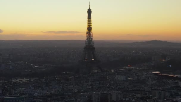 AERIAL: Torre Eiffel, Tour Eiffel em Paris, França Vista Drone com belíssimo céu do pôr do sol — Vídeo de Stock