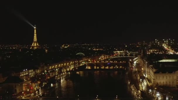 AERIAL: Uitzicht over Seine rivier 's nachts in Parijs, Frankrijk met uitzicht op Eiffeltoren, Tour Eiffel Schitterend licht en mooie stadsverlichting — Stockvideo