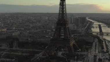 Eiffel Kulesi 'ni Yavaşça Dönen İHA' lar, Paris 'te Eiffel Turu, Seine Nehri manzaralı Güzel Gün Batımı Işığı 
