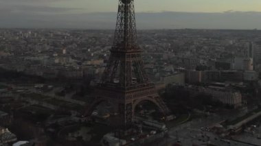 Eiffel Kulesi 'ni Yavaşça Dönen İHA' lar, Paris 'te Eiffel Turu, Seine Nehri manzaralı Güzel Gün Batımı Işığı 