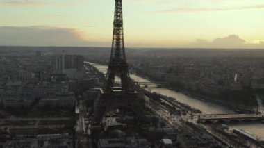 Eiffel Kulesi 'ni Yavaşça Dönen İHA' lar, Paris 'te Eiffel Turu, Seine Nehri manzaralı Güzel Gün Batımı Işığı 