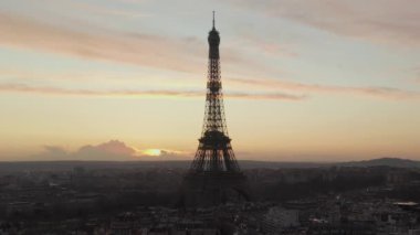 Paris 'te, Fransa' da ıslak Eyfel Kulesi manzaralı Yağmurdan yansımalar, Güzel Günbatımı Işığı 'nda Eiffel Turu 