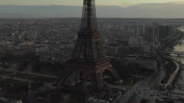 Eiffel Kulesi 'ni Yavaşça Dönen İHA' lar, Paris 'te Eiffel Turu, Seine Nehri manzaralı Güzel Gün Batımı Işığı 
