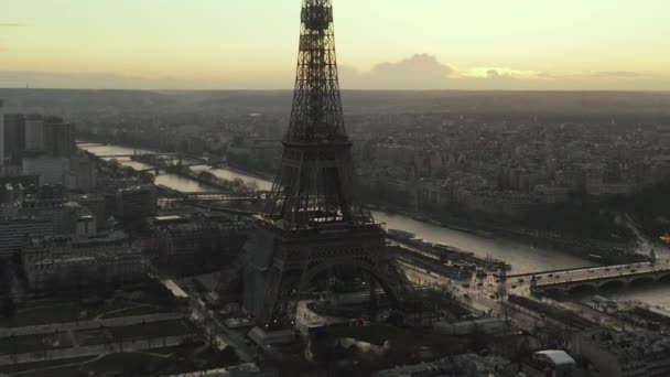 AERIAL: Drone Langzaam rondcirkelen Eiffeltoren, Tour Eiffel in Parijs, Frankrijk met uitzicht op de Seine in prachtig zonsondergang licht — Stockvideo