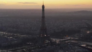 Eyfel Kulesi, Paris 'te Eiffel Turu, Güzel Günbatımı Gökyüzü ile Fransa Drone Manzarası 
