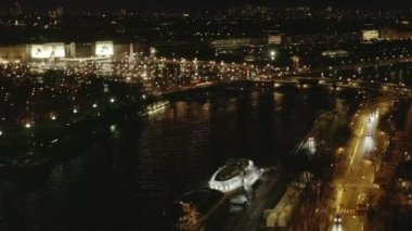 Paris, Fransa 'daki Seine Nehri üzerinde Parlayan Şehir ışıklarıyla 