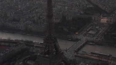 Eiffel Kulesi 'nden geriye İHA Uçuşu, Paris' te Eiffel Turu, Seine Nehri manzaralı Güzel Günbatımı Işığı 