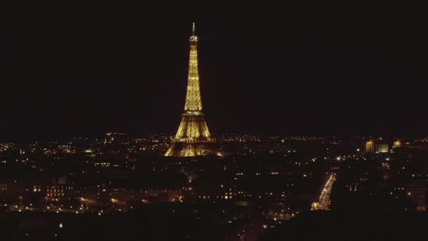 AERIAL: Vista sobre Paris, França à noite com vista sobre a Torre Eiffel, Tour Eiffel Luz brilhante e belas luzes da cidade — Vídeo de Stock
