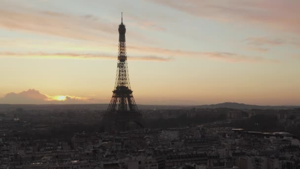 AÉRIEN : Sur Paris, France mouillé, reflets de pluie avec vue sur la Tour Eiffel, Tour Eiffel dans la belle lumière du coucher du soleil — Video