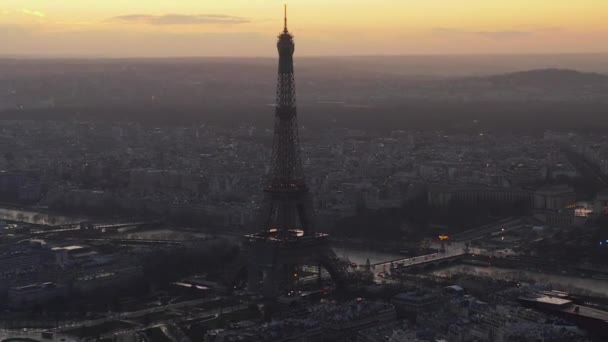 AERIAL: Torre Eiffel, Tour Eiffel en París, Francia Vista del Drone con Beautful Sunset Sky — Vídeos de Stock