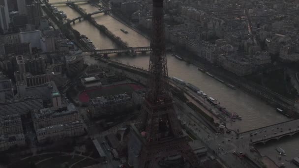 AERIAL: Drone Cirkling långsamt Eiffeltornet, Tour Eiffel i Paris, Frankrike med utsikt över floden Seine i vackra Sunset Light — Stockvideo