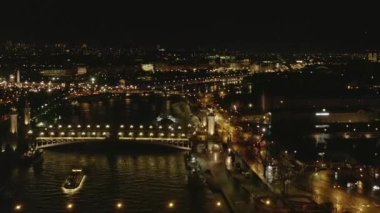 Paris, Fransa 'daki Seine Nehri üzerinde Parlayan Şehir ışıklarıyla 