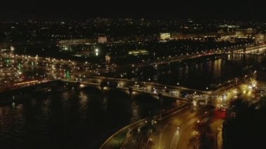 Paris, Fransa 'daki Seine Nehri üzerinde Parlayan Şehir ışıklarıyla 