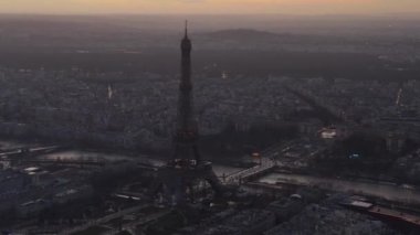 Eyfel Kulesi, Paris 'te Eiffel Turu, Güzel Günbatımı Gökyüzü ile Fransa Drone Manzarası 
