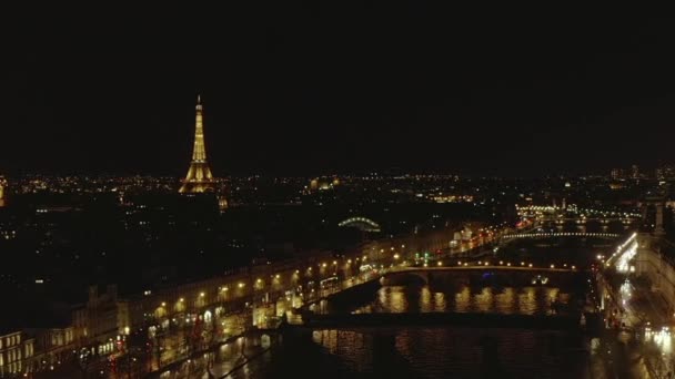 AERIAL: Uitzicht over Seine rivier 's nachts in Parijs, Frankrijk met uitzicht op Eiffeltoren, Tour Eiffel Schitterend licht en mooie stadsverlichting — Stockvideo