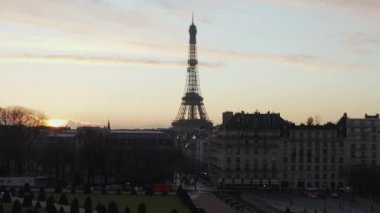 Güzel Paris 'te yükselen Fransa Eyfel Kulesi' ni, Epic Sunset ışığında Eiffel Turu 'nu muhteşem gökyüzü renkleriyle gözler önüne seriyor. 