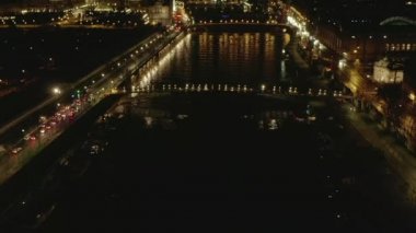 Paris, Fransa 'daki Seine Nehri üzerinde Parlayan Şehir ışıklarıyla 