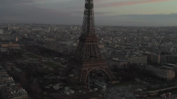 エリアル:ドローンはゆっくりとエッフェル塔、パリのエッフェル塔、美しい夕日の光でセーヌ川を望むフランスのツアー — ストック動画