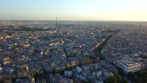 AERIAL: Over Parijs kijkend naar de Eiffeltoren bij zonsondergang — Stockvideo