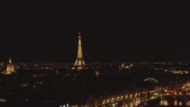Eiffel Kulesi, Eiffel Turu, Parlak Işık ve Güzel Şehir Işıkları ile Fransa 'nın Paris, Paris' teki Seine Nehri 'ne bakın. — Stok video