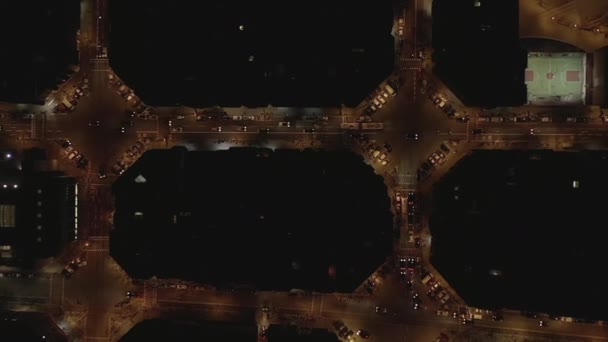 AÉRIAL : Drone aérien de Barcelone tiré de blocs de ville typiques la nuit avec de beaux feux de circulation de la ville  