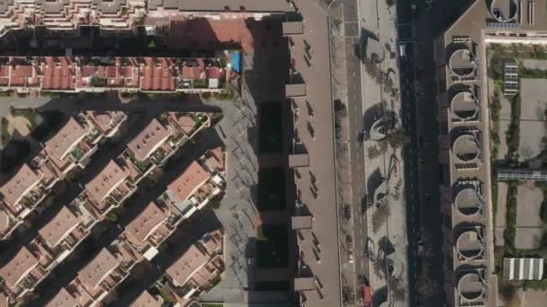 AERIAL: Tiro de aviones no tripulados de Barcelona de bloques típicos de la ciudad a la luz del sol con tráfico urbano — Vídeos de Stock